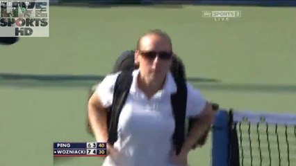 A cause de crampes, Peng Shuai est portée jusqu'aux vestiaires