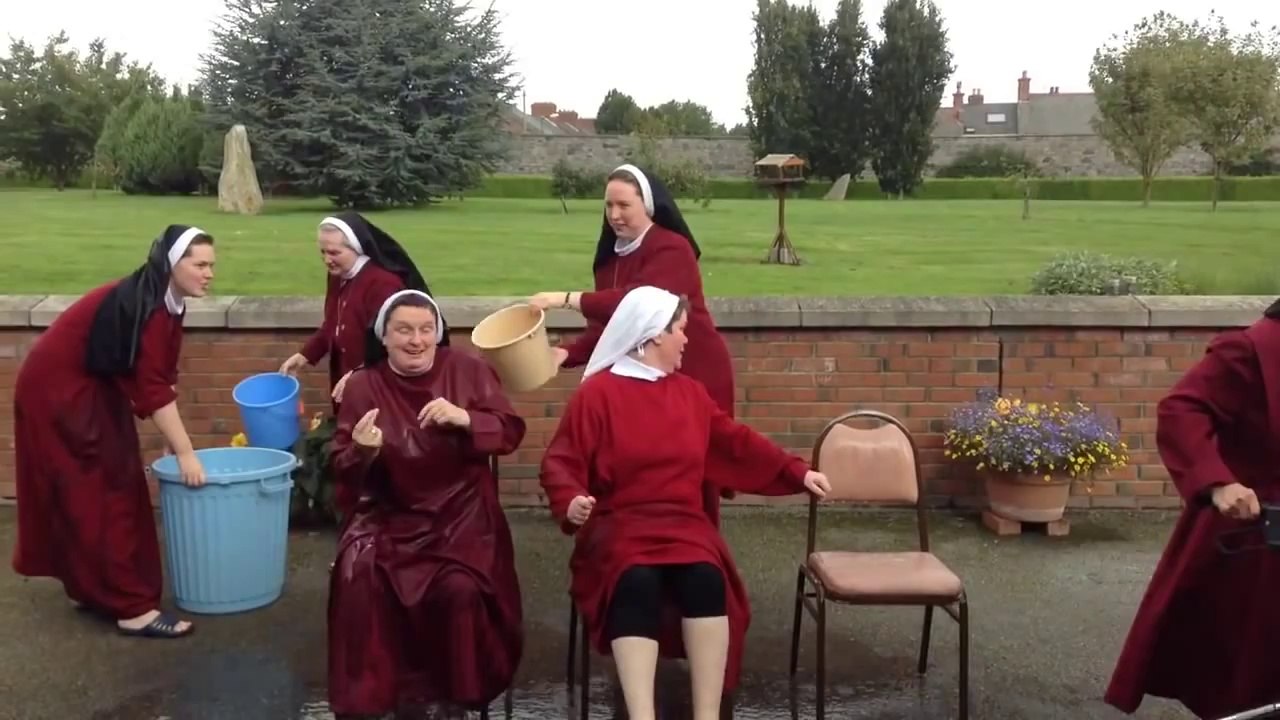 Des moniales irlandaises se lancent dans le Ice Bucket Challenge