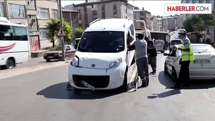 Hafif ticari araç yayalara çarptı: 2 yaralı