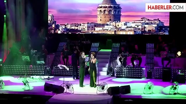 Halil Sezai, Sibel Ca'n'ın Konserinde Frank Giydi