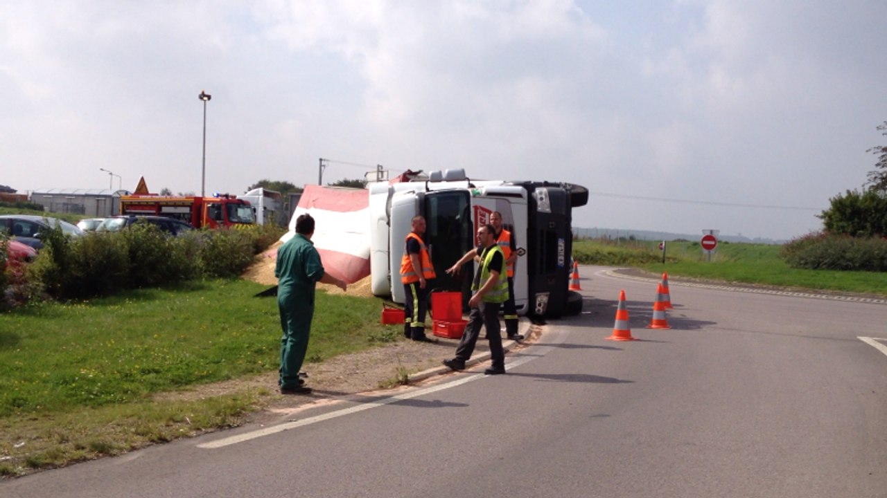 Un poids lourd se renverse