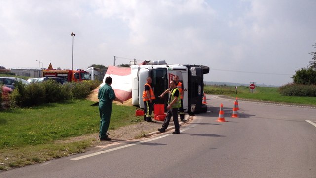 Un poids lourd se renverse