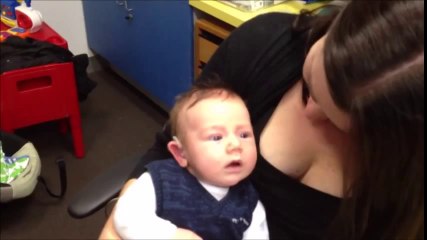 İşitme cihazıyla ilk defa duyan bebek