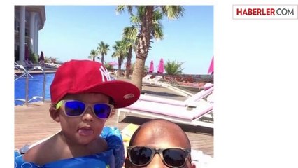 Melo, Kendisini Eleştiren Taraftara Oğluyla Dil Çıkararak Cevap Verdi