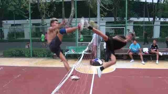 Voleibol con patadas voladoras, un deporte asiático de 5 siglos
