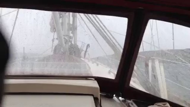 Andree Anne Rachel 2014Video vers 17:30... Vents de 32-33 noeuds... On a eu jusqu'à 37.5! Et il pleut dans notre cockpit fermé! Ça va mal! Et frisquet, humide, etc...