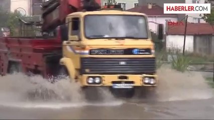 Çorlu'da 10 Dakikalık Yağış Yolları Göle Çevirdi