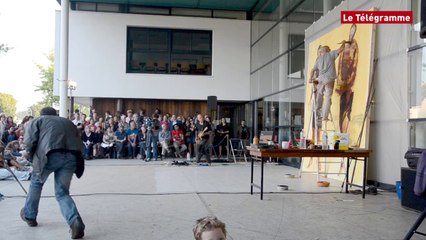 Plérin (22). Duo Guitare-peinture de Serge Teyssot-Gay et Paul Bloas