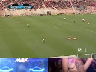 Gustavo Fernández, delantero de Melgar, falla increíble gol frente al arco