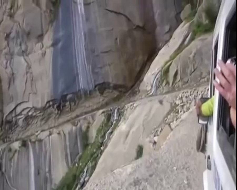 HIMALAYAS,THE MOST DANGEROUS BUSRIDE ΑΔΡΕΝΑΛΙΝΗ ΣΤΟ ΟΡΙΟ !