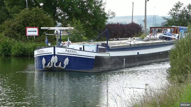 Saint-Mihiel (Meuse) - Passage d'un bateau au barrage de Maizey