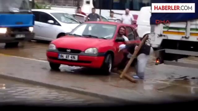 Uşak'ta Aniden Bastıran ve 45 Dakika Süren Sağanak Yağmur Cadde ve Sokakları Dereye Döndürdü,...