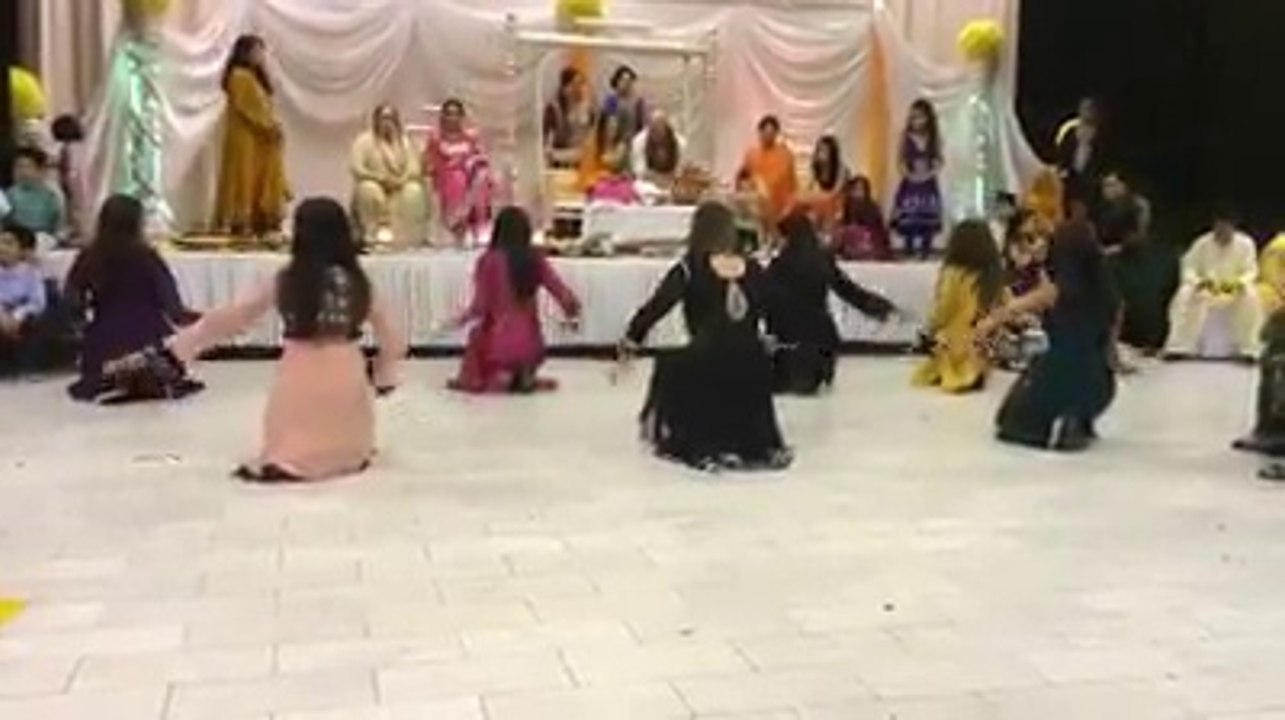 Super Mehndi Dance - Nice Dance