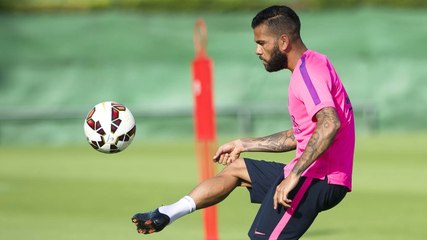 Messi, Alves y Mascherano juegan a futbasket con una papelera