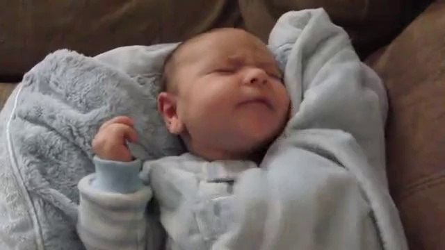 Uyanırken Yüzü Şekil Değiştiren Bebek!