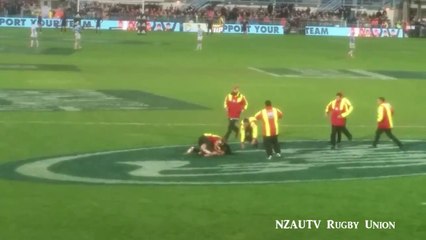 Une strakeuse se fait violemment plaquer lors du match Nouvelle-Zélande - Argentine