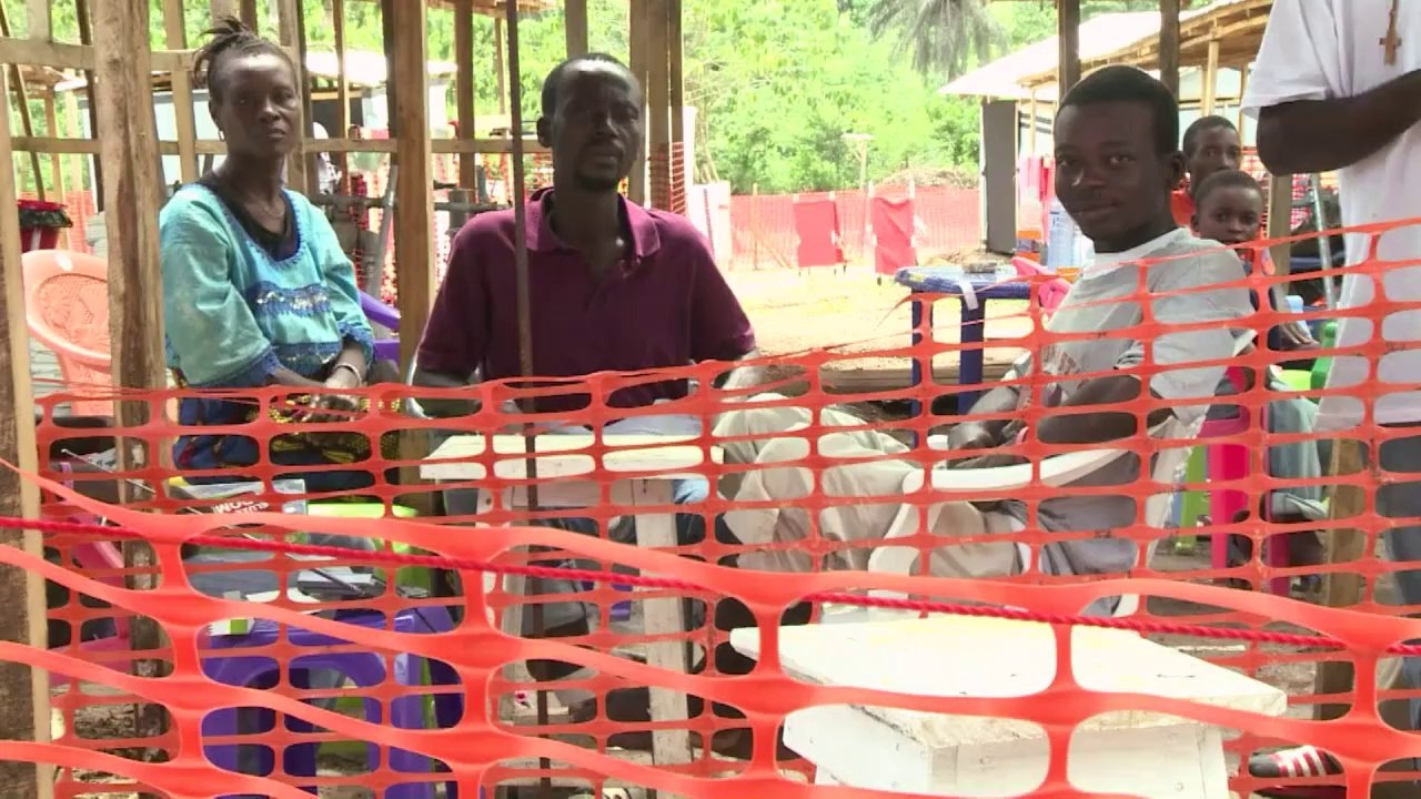 سيراليون تمنع السكان الخروج من منازلهم ٣ ايام للجم انتشار ايبولا