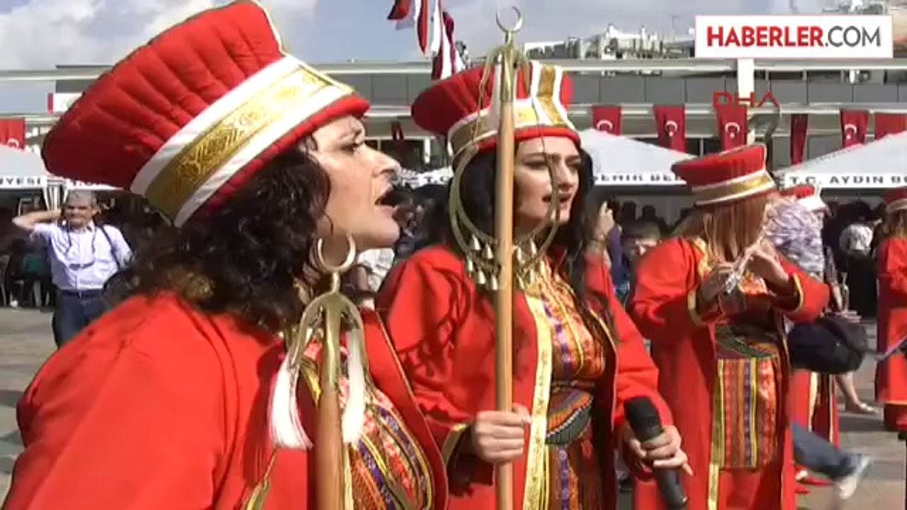 Kurtuluş Coşkusuna Bayan Mehter Takımı Damga Vurdu