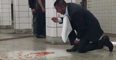 Metroda Yere Döktüğü Yemeği Yiyen Adam!