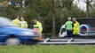 Beelden: auto op zn kant op A7 bij Nuis - RTV Noord