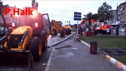 Pamukov da dev bayrak direği yıkıldı