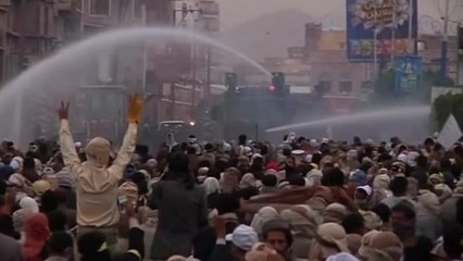 Shi'ite protesters clash with security forces in Yemen