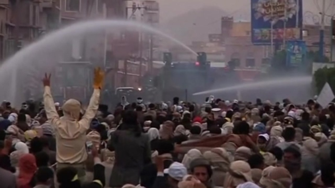 Shi'ite protesters clash with security forces in Yemen
