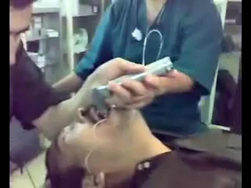 Insolite : regardez ce que ces médecins ont retrouvé dans la gorge d'un patient !