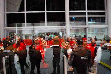 Após derrota de virada, torcida do Internacional protesta