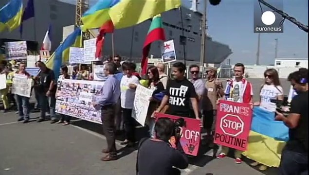 Fransa'da Rusya yanlıları ve karşıtlarından savaş gemisi protestosu