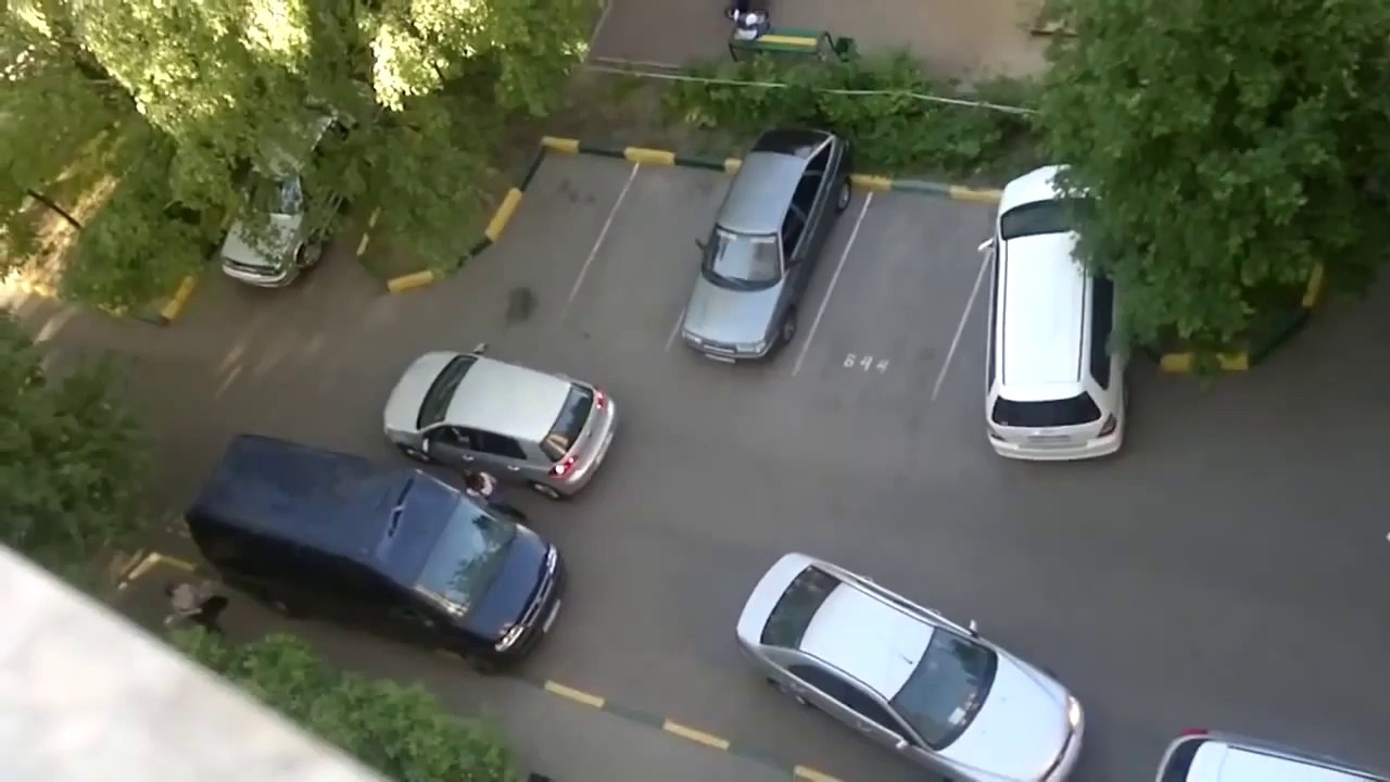 Une femme au volant sur parking...