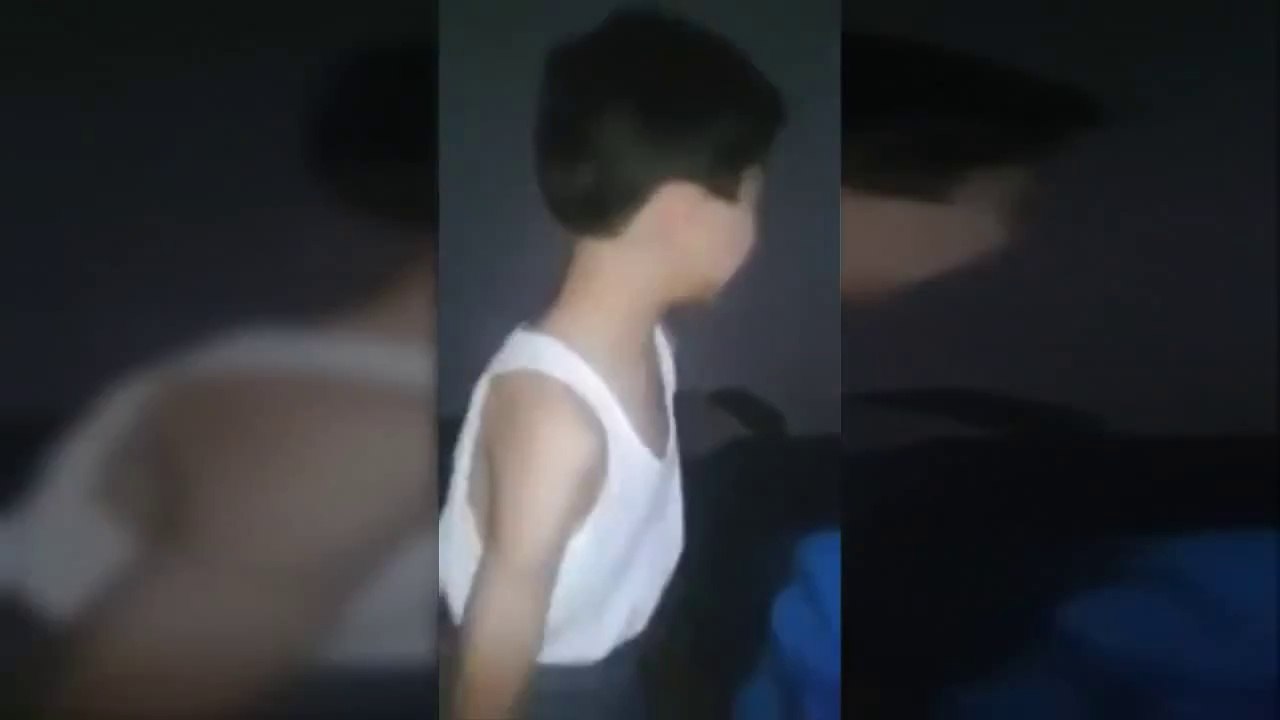 Aynaya Kafa Atan Şaçı Şekil Çocuk