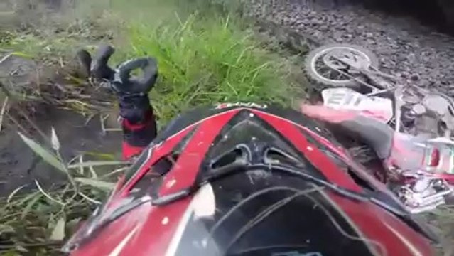 Dumb biker riding his moto cross on train rail : bad idea!