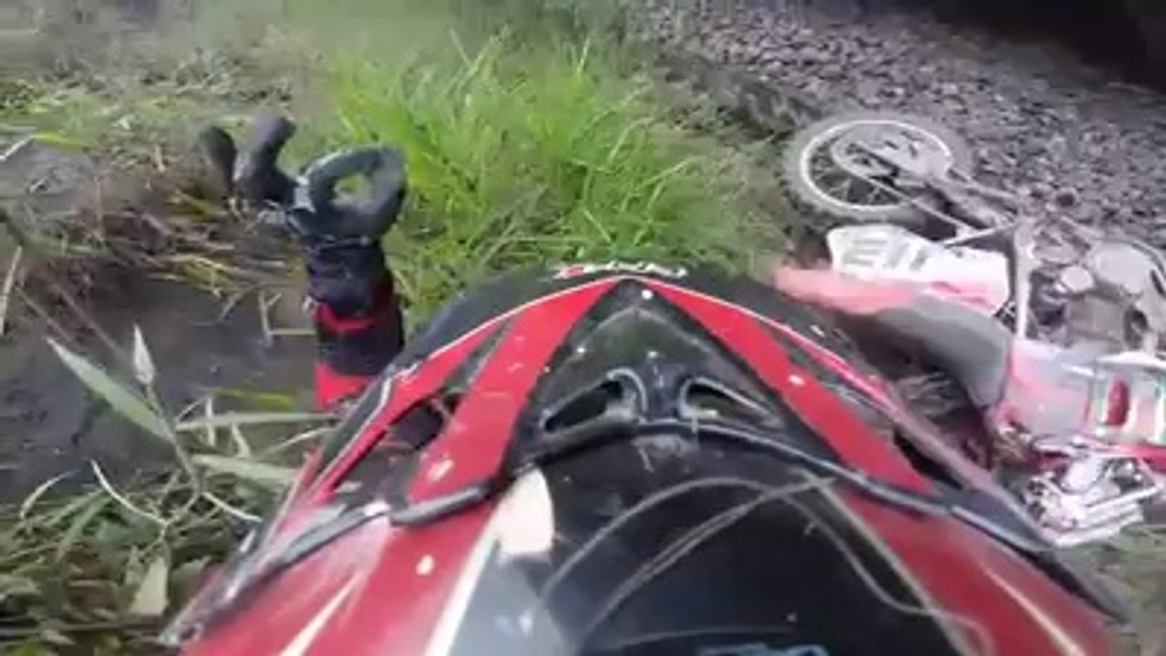 Dumb biker riding his moto cross on train rail : bad idea!