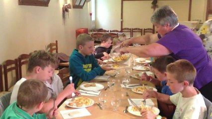 Hucqueliers : à défaut de cantine, les écoliers mangent dans l'auberge du village