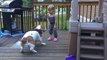 Une petite fille danse avec son chien! Trop mignon...