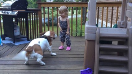 Tải video: Une petite fille danse avec son chien! Trop mignon...