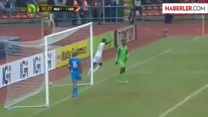 Emenike Su Şişesi Fırlattı, Kapıları Yumrukladı