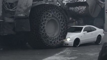 Mercedes'in Üzerinden Dozerle Geçmek