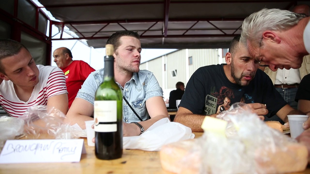 Foire aux fromages de La Capelle : concours de plus gros mangeur de Maroilles (2)