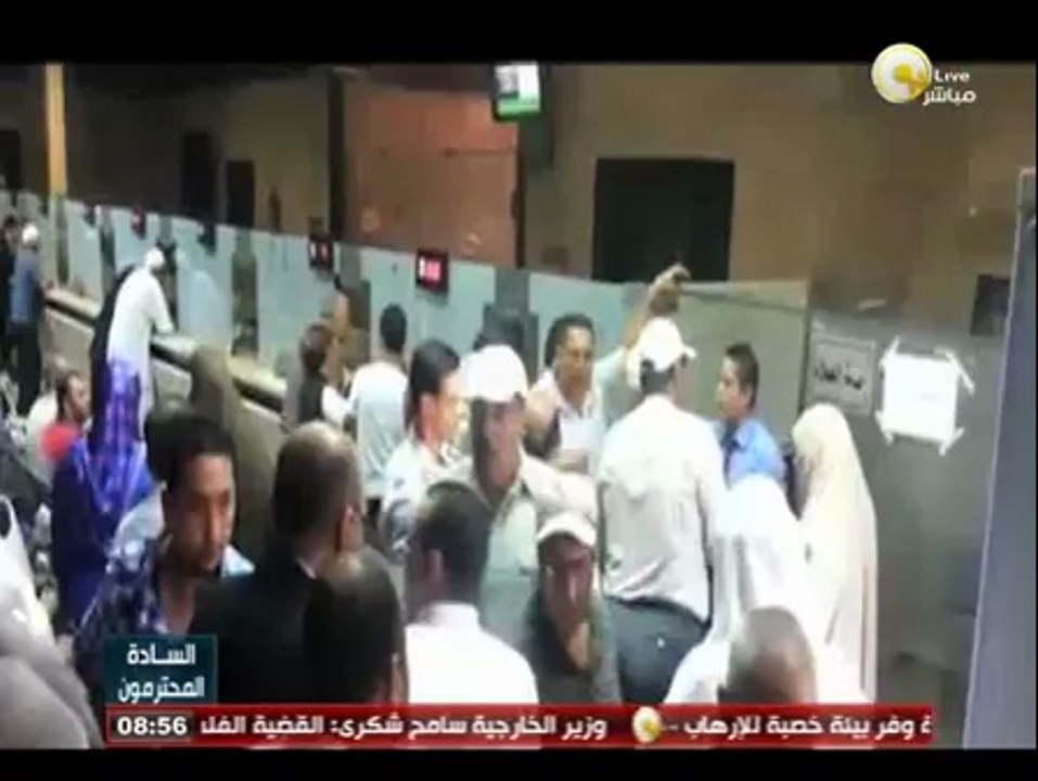 السادة المحترمون: البنوك المصرية تشهد إقبالاً كثيفاً من المواطنين على شراء شهادات الاستثمار