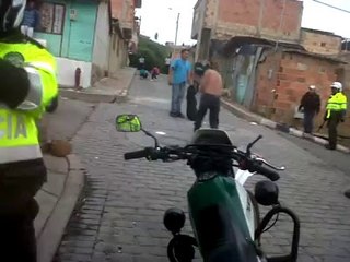 שיכור משתולל עם סכין באמצע הרחוב