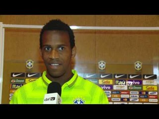 Zagueiro Gil vive a expectativa de entrar em campo pela primeira vez com a camisa da Seleção