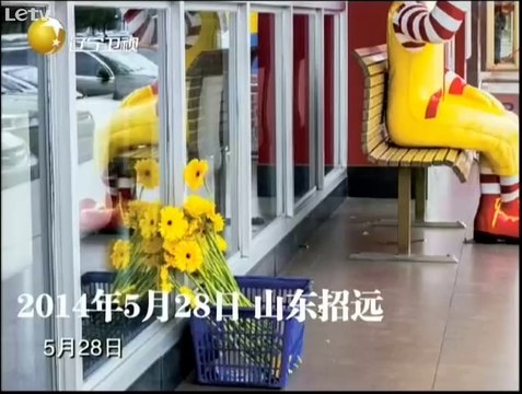 20140908 老梁观世界 地铁乘客晕倒引慌乱 公共安全引发信任危机