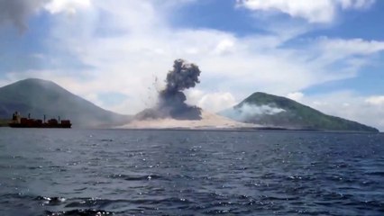 Une impressionnante explosion volcanique filmée de près
