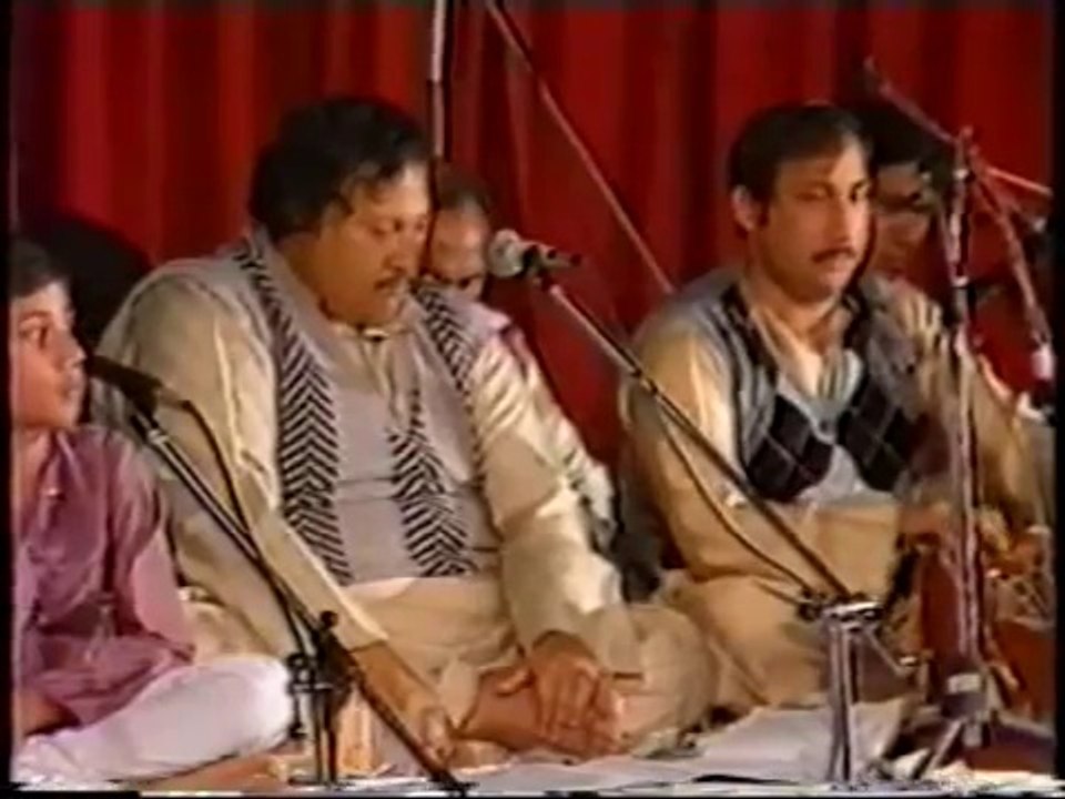 Qasid Ki Umeed Hai Yaaro - Nusrat Fateh Ali Khan (Qawwal)