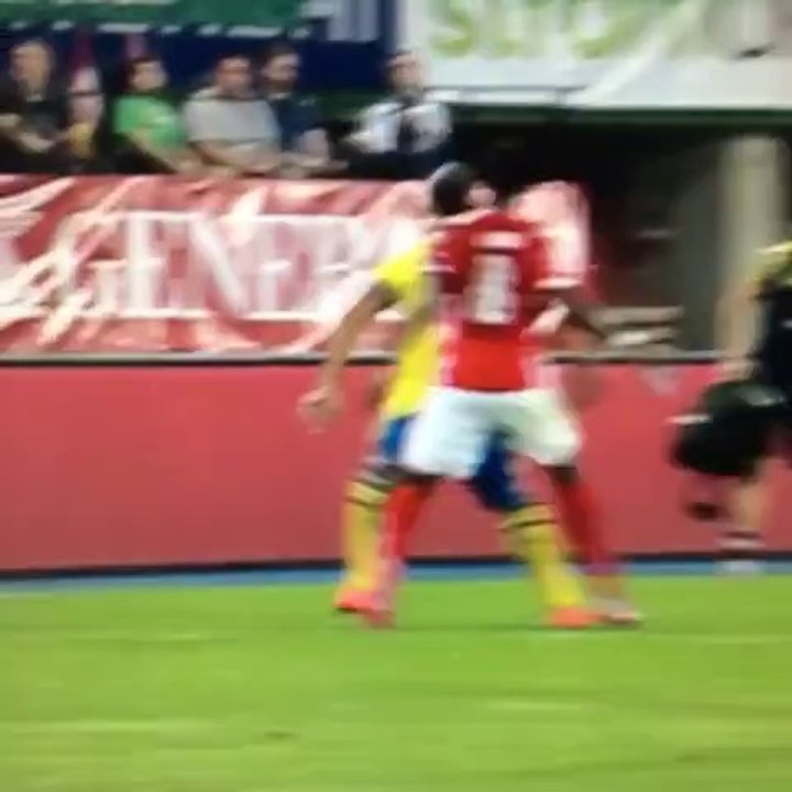 Ibrahimovic mit dem Ellenbogen-Check gegen Alaba!