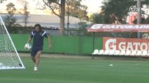 Valdívia volta a treinar com bola no Palmeiras