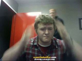 Alnıyla Şekil Şukul Yapan Genç