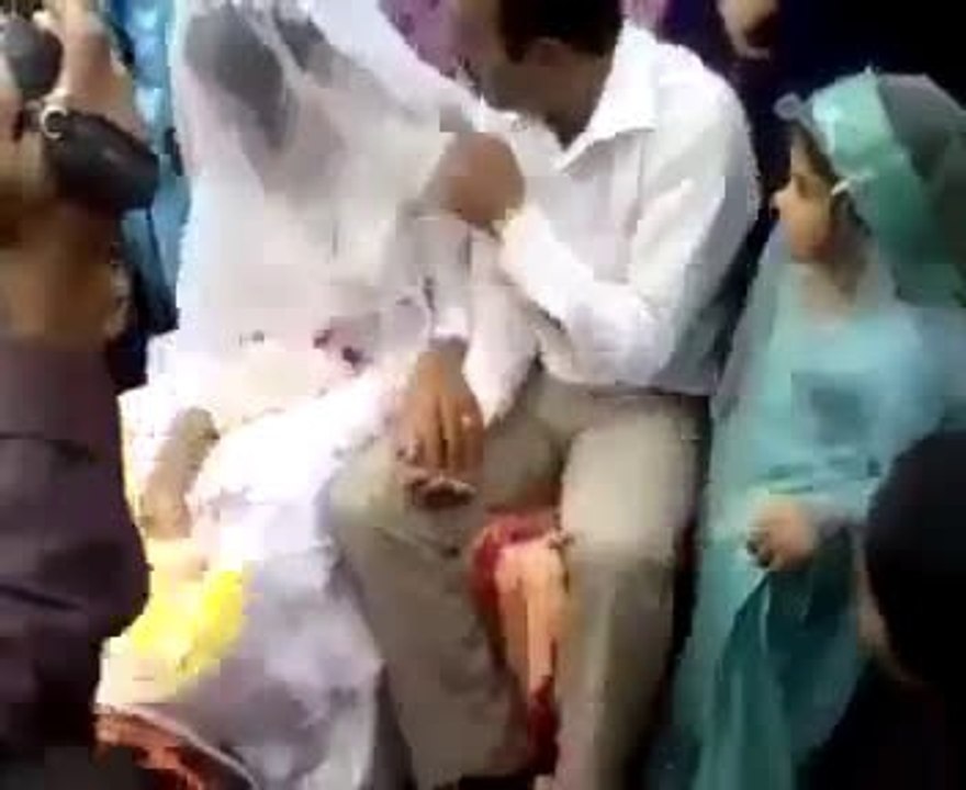 ٭٭ اف کتنا ذلیل انسان ہے ۔ بیچاری دلہن کو شادی والے دن سب کے سامنے تھپڑ دے مارا ،،،!! ٭٭٭